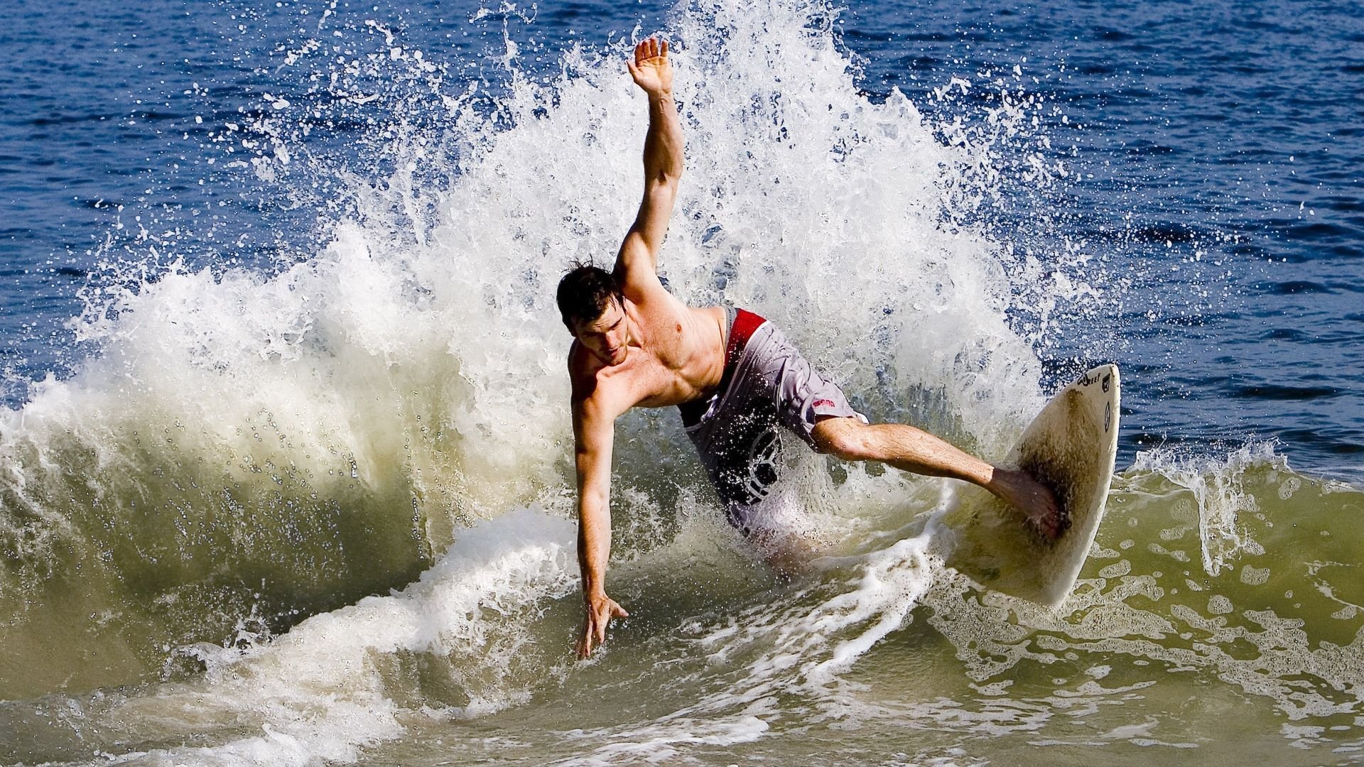 皇家马德里与巴塞罗那激战西甲，争冠悬念再起